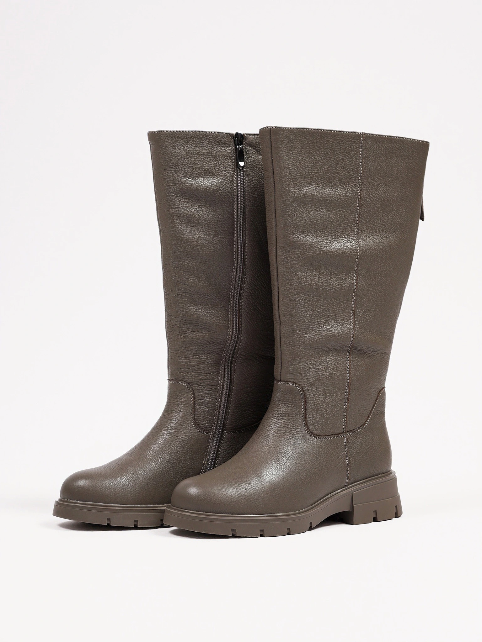 Сапоги серого цвета на рельефной подошве